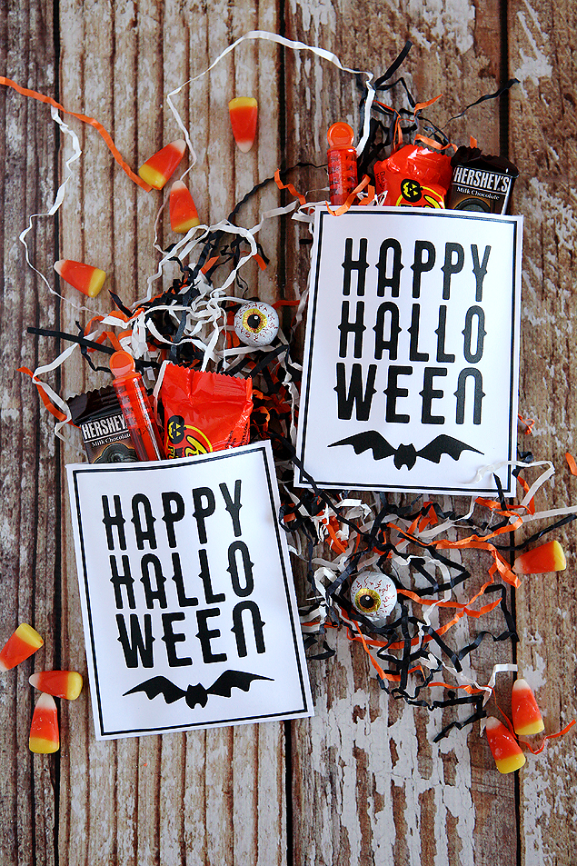 Free Printable Happy Halloween Treat Pouches. Fill them up with little candies and bubbles and pass them out to friends and classmates.