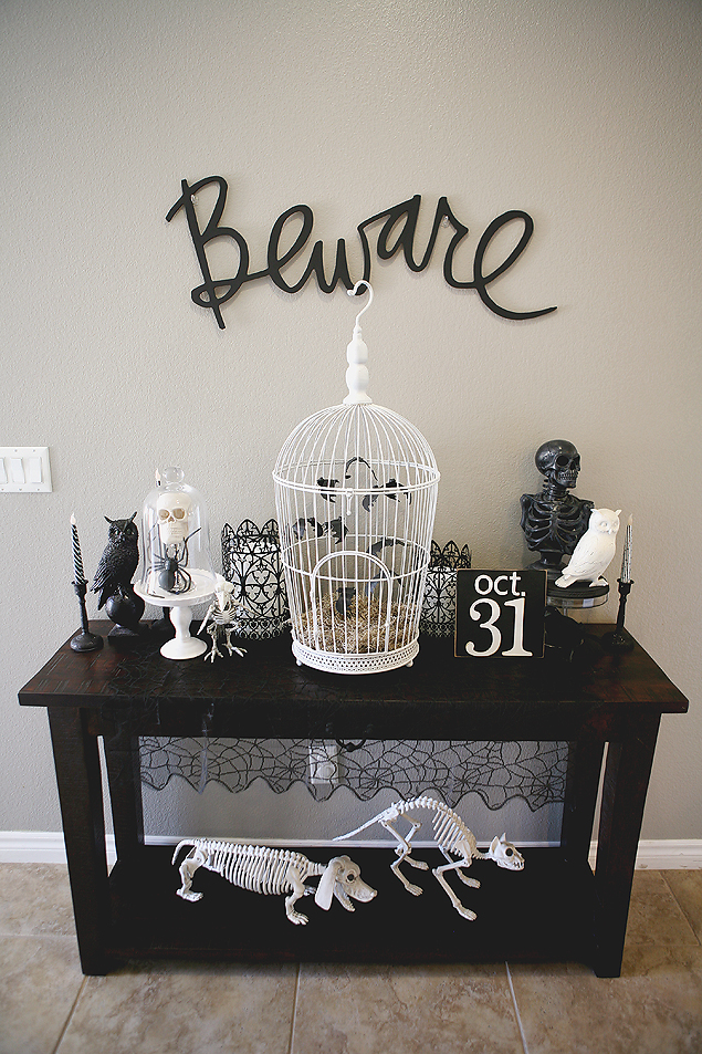 DIY Bat Cage. Such a great Halloween decoration! Love it. 