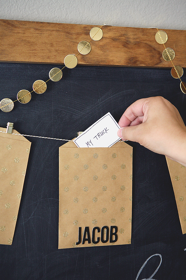 DIY Family Gratitude Garland. A sweet tradition you'll want to start this year. 