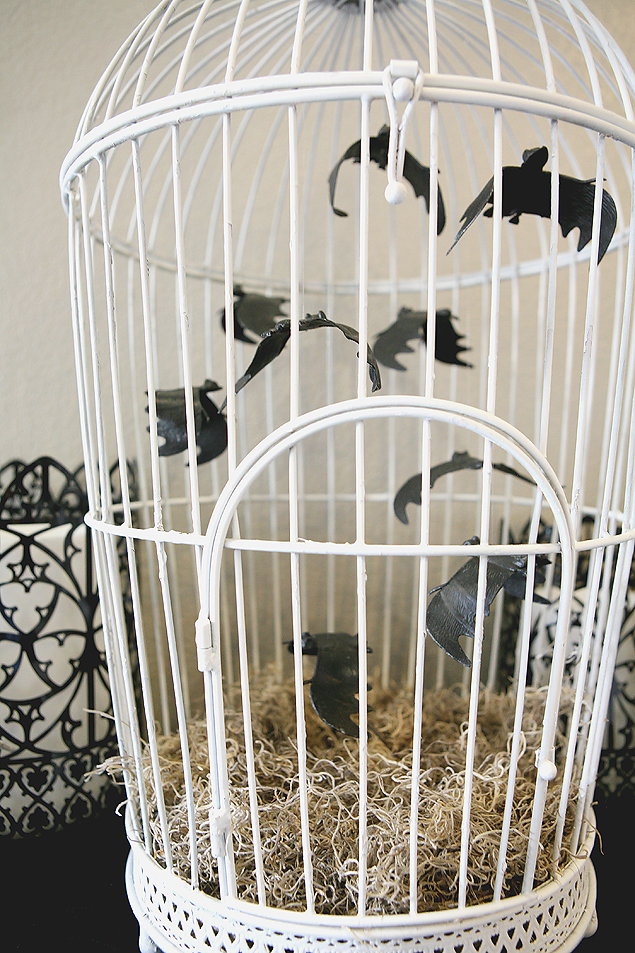 DIY Bat Cage. Such a great Halloween decoration! Love it. 