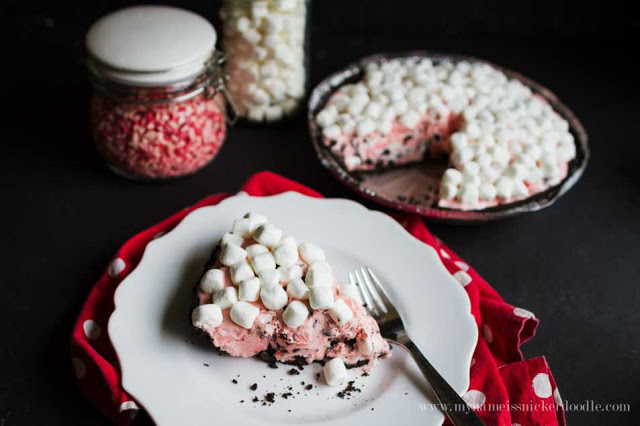 Chocolate Peppermint Marshmallow Pie. Simple Christmas treat that's so easy to make! And tastes amazing!! 