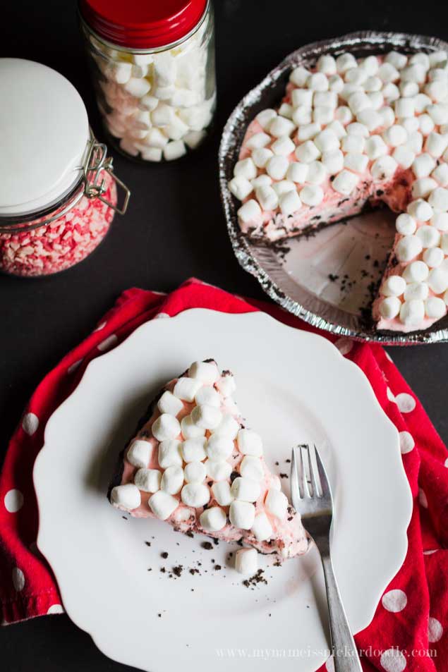 Chocolate Peppermint Marshmallow Pie. Simple Christmas treat that's so easy to make! And tastes amazing!! 