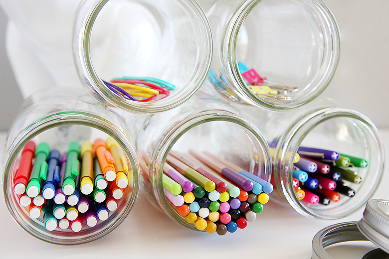 https://eighteen25.com/wp-content/uploads/2015/12/mason-jar-art-supplies-organizer.jpg