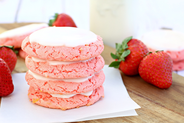 Strawberry Lemonade Cookies | These are so good! 