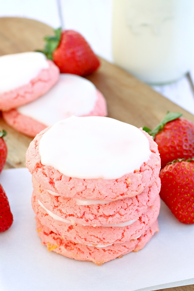 Strawberry Lemonade Cookies | These are cake mix cookies and they are delicious! 