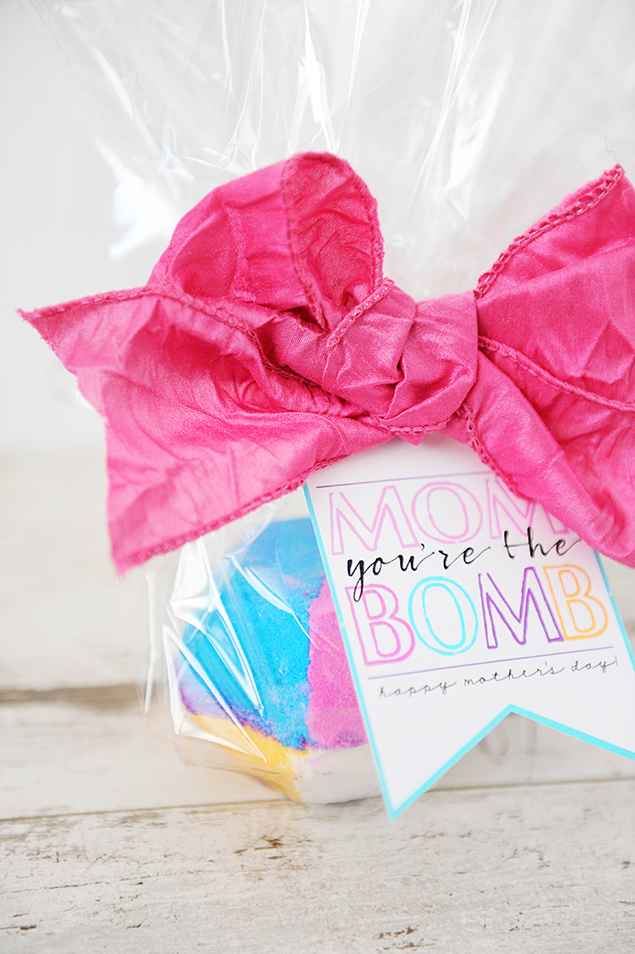 Lush Bath Bomb Mother's Day Gift | Mother's Day Gift idea, includes the free printable tag! 