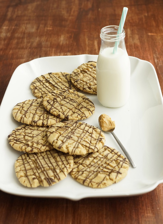 Easy Peanut Butter Cookies | These are delicious and a definite crowd pleaser!