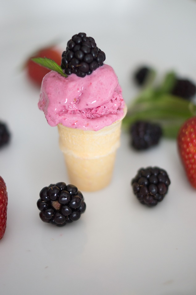 Strawberry Blackberry Frozen Yogurt Recipe | Berries, greek yogurt, a little honey and lemon juice is all it takes to make this delicious treat. 