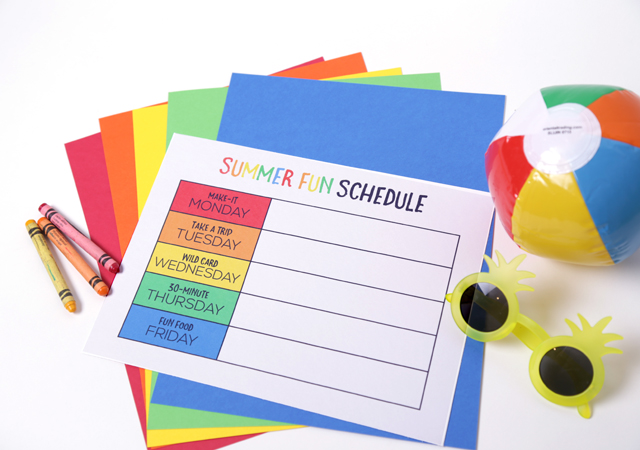Free Printable Summer Fun Schedule | Also includes a blank version so you can make up your own days! 