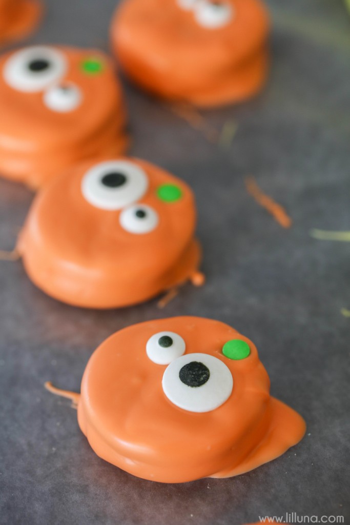 Pumpkin Oreos | Halloween Treat Ideas