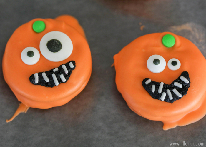 Pumpkin Oreos | Halloween Treat Ideas