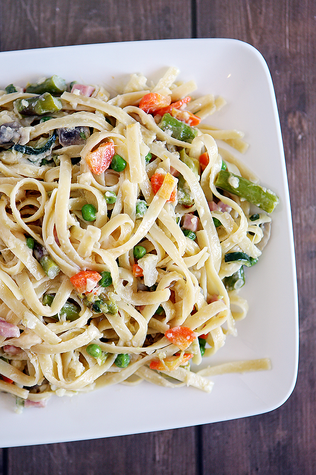 Primavera Pasta | Delicious pasta dish with cream sauce and lots of veggies. 