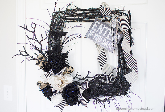 Glam Black and White Halloween Wreath | DIY Halloween Decorations
