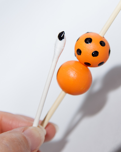  Halloween Wood Beads for Crafts-16mm 20mm Halloween Wooden  Beads,Orange Black Green Red Wood Beads for Halloween Garlands,Pumpkin  Cobweb Craft Beads for Halloween Tiered Tray Decor