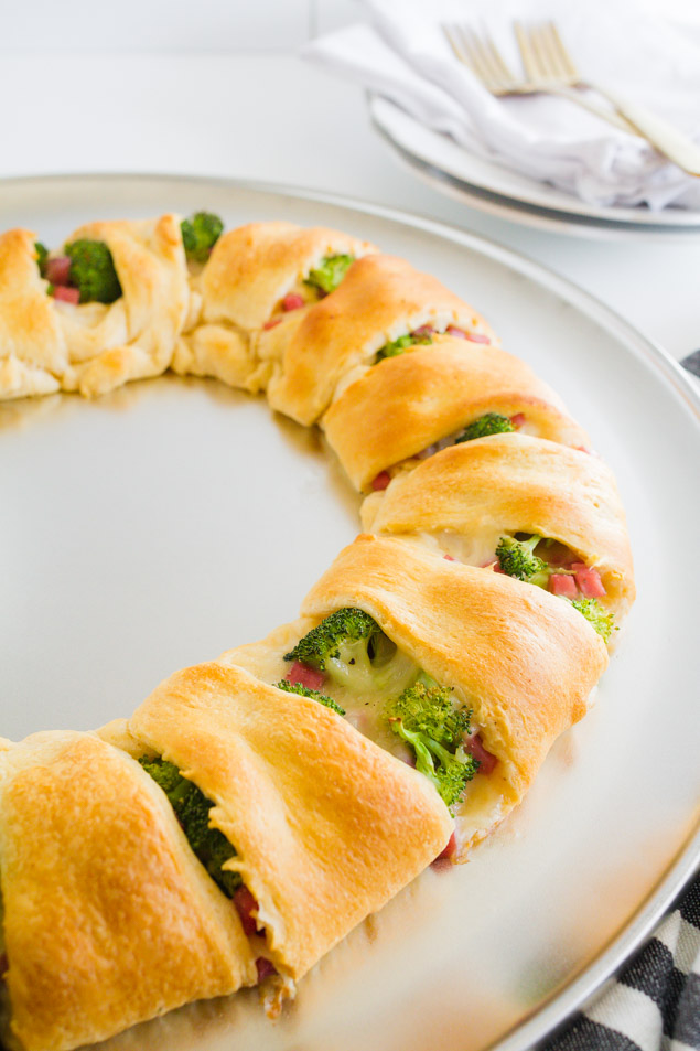 Ham and Broccoli Ring | The perfect appetizer that's easy to put together and tastes great! 