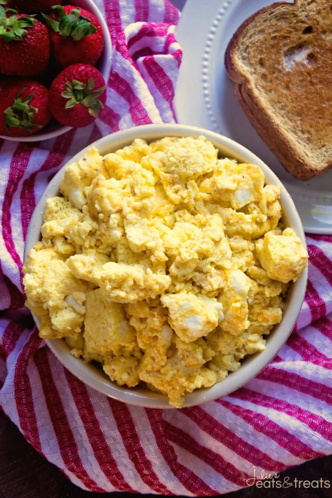 Planning the Perfect Christmas Brunch | Easy Oven Baked Scrambled Eggs from Julie's Eats and Treats
