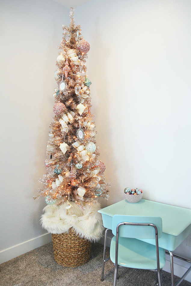 Charming Vintage Christmas Tree - Eighteen25