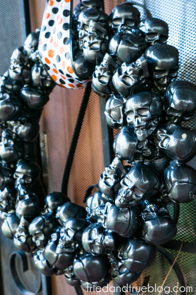 This Metallic Skulls Halloween Wreath is so cool! #halloweenwreath #halloweendecorations