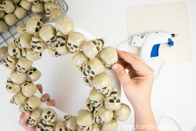 Metallic Skulls Halloween Wreath | Halloween Decoration Ideas