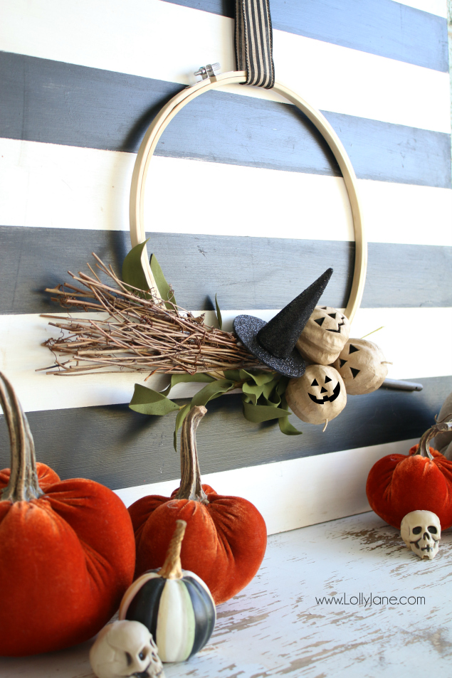 Halloween Hoop Wreath. Fun Halloween decoration ideas! 