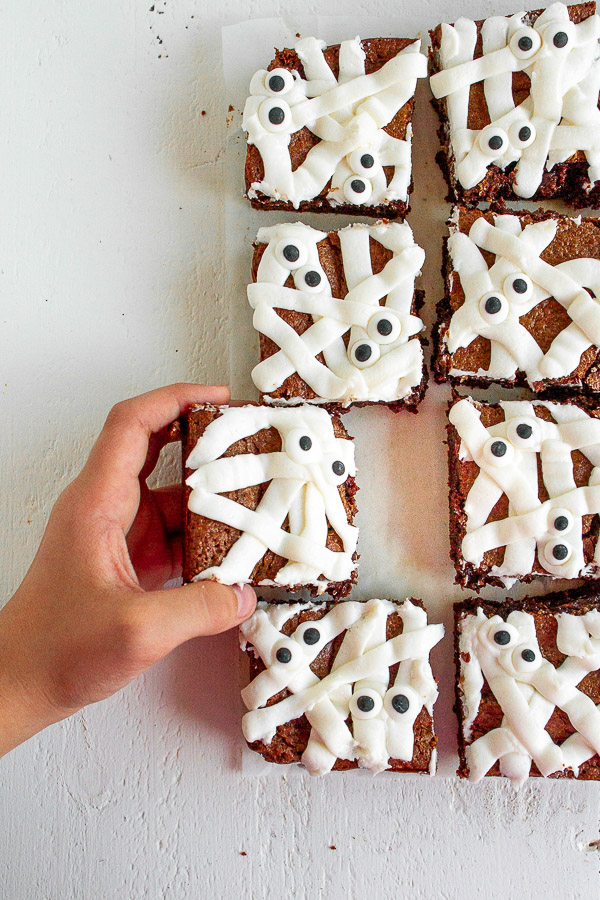 The cutest Halloween Mummy Brownies! #halloweentreat #mummybrownies