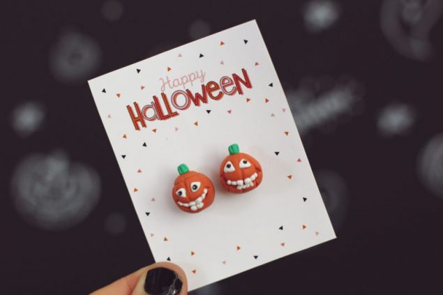 Attach your homemade earrings to these adorable Happy Halloween Accessory Cards.